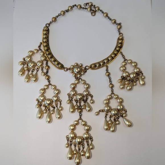 VTG CHUNKY GOLD TONE FAUX GOLD TONE PEARL CHANDELIER NECKLACE - Picture 1 of 16